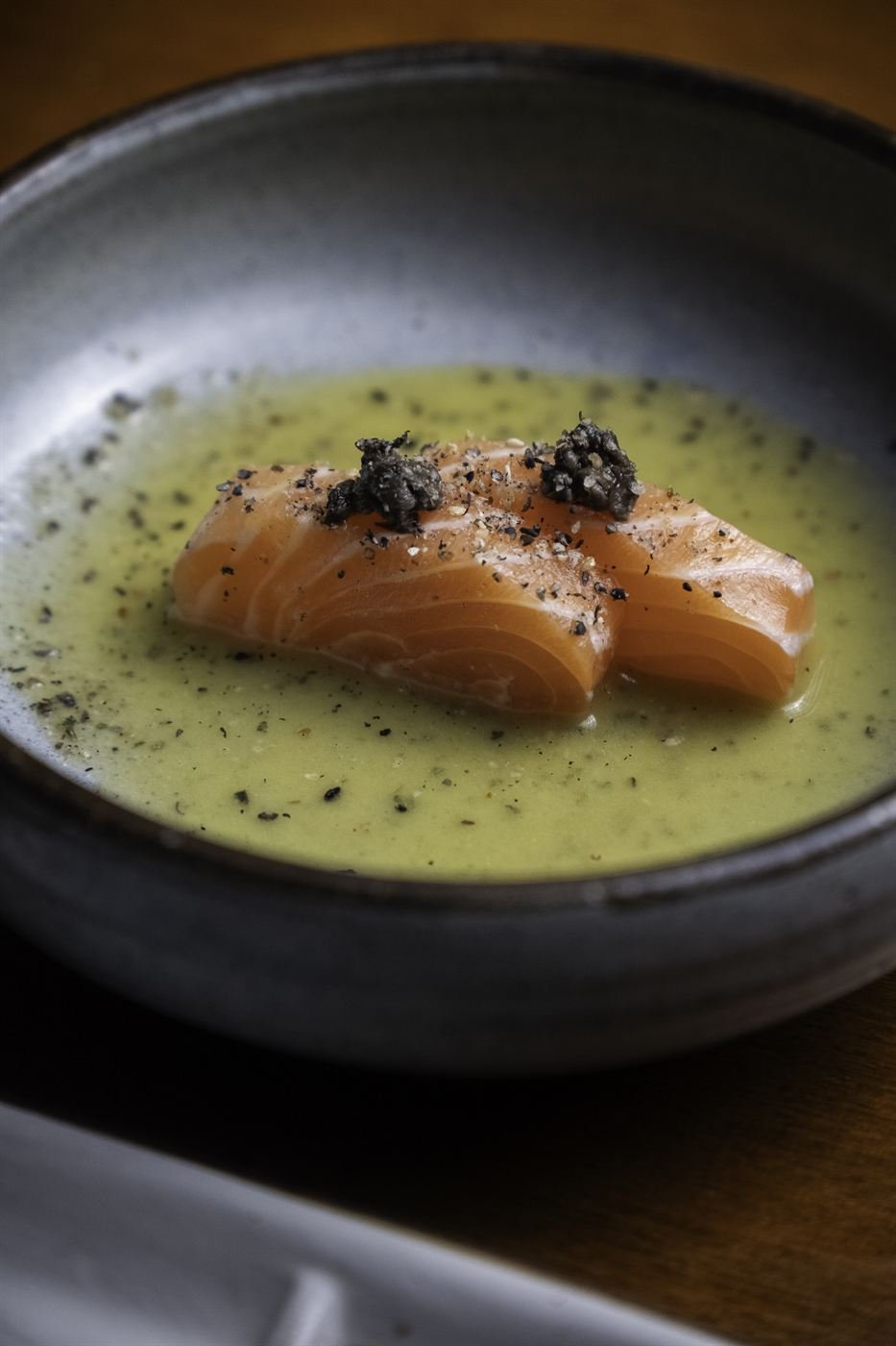 Salmão em caldo verde com caviar