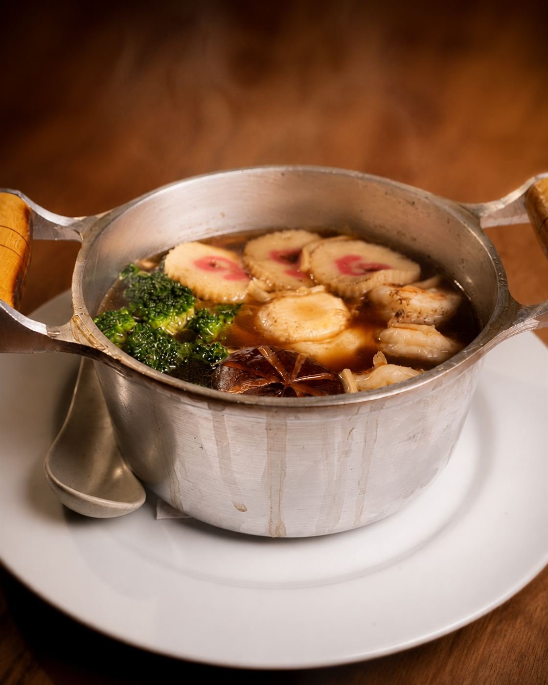 Panela de cozido japonês com legumes
