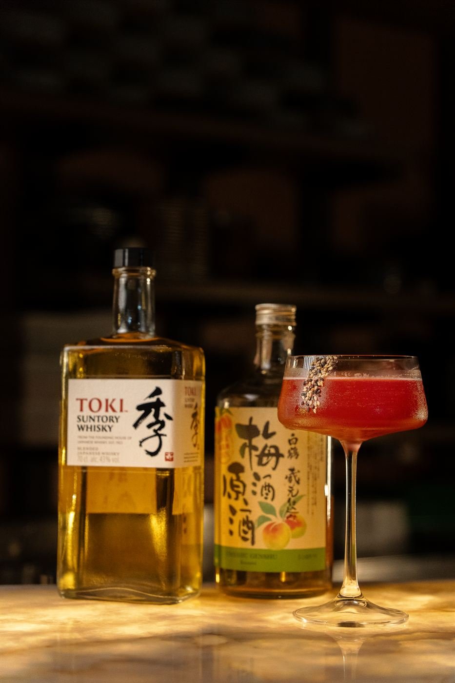 Whisky japonês e coquetel no balcão